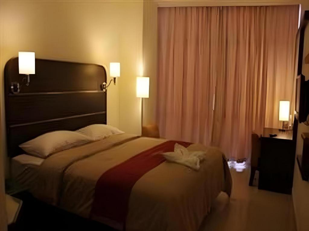 Travello Hotel Manado Exterior photo