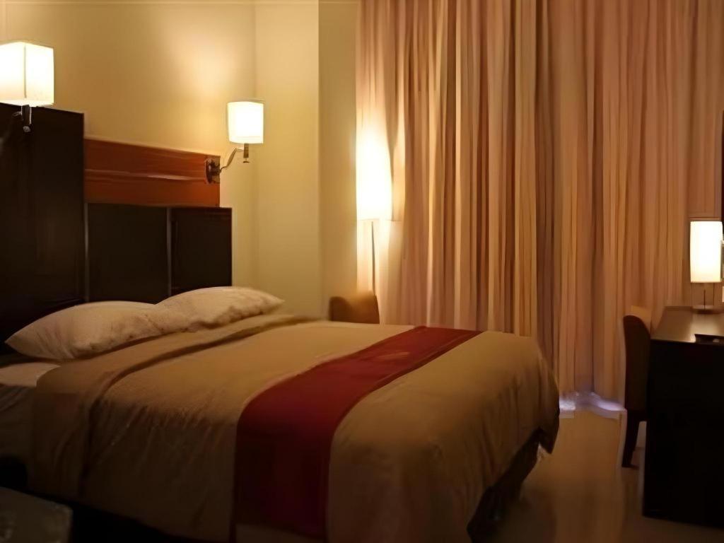 Travello Hotel Manado Exterior photo