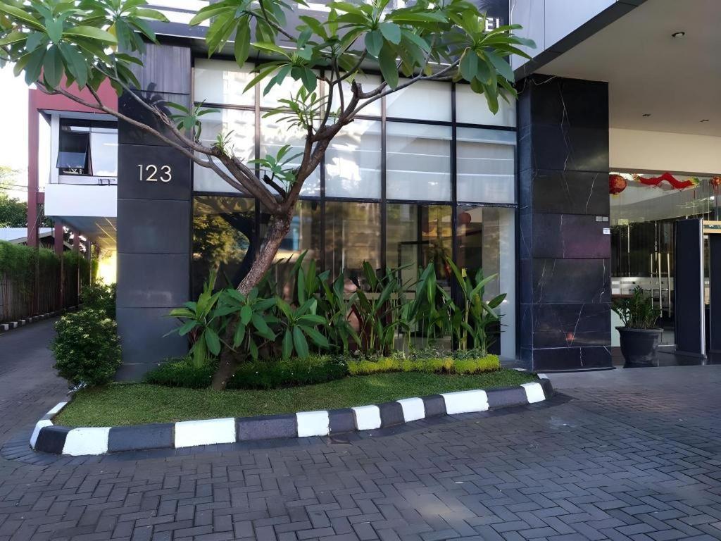 Travello Hotel Manado Exterior photo