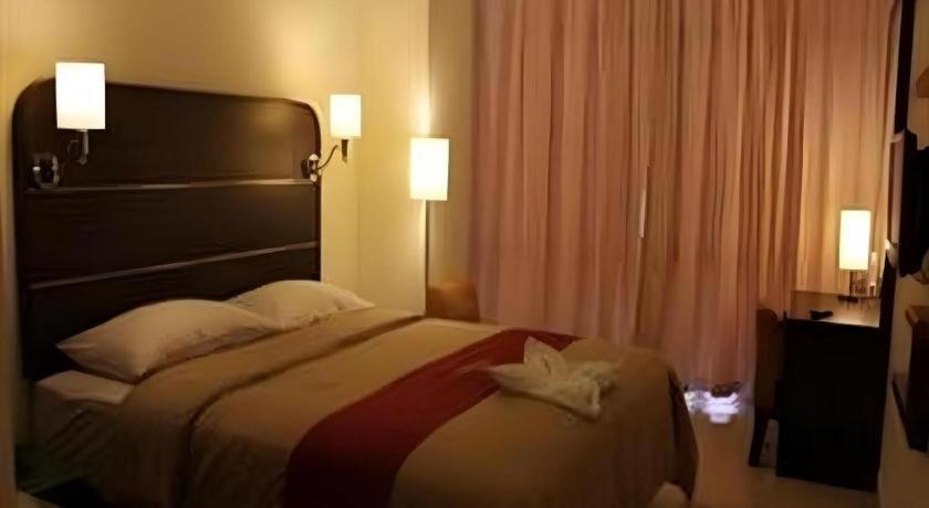 Travello Hotel Manado Exterior photo